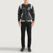 
Liberte New Jersey Czarny Leather Varsity Kurtka Skórzana Męska - Widok z boku z ergonomicznym krojem rękawa