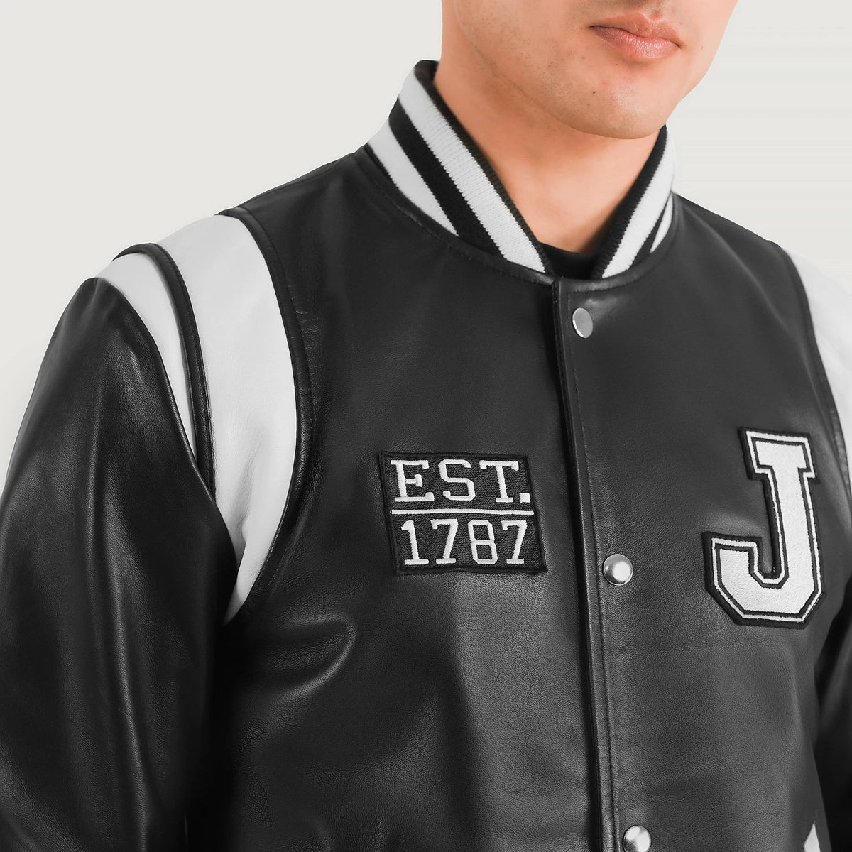 
Szczegółowe zbliżenie of Varsity & Snap Button Hardware on Liberte New Jersey Czarny Leather Varsity Kurtka Skórzana Męska