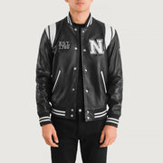 
Liberte New York Czarny Leather Varsity Kurtka Skórzana Męska in Black & White Sheepskin Leather - Widok z przodu i dopasowana sylwetka | Kup online w oficjalnym sklepie
