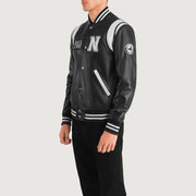 
Black & White Sheepskin Leather Varsity Jacket - Widok z tyłu z dopasowanymi ramionami i czystym dołem