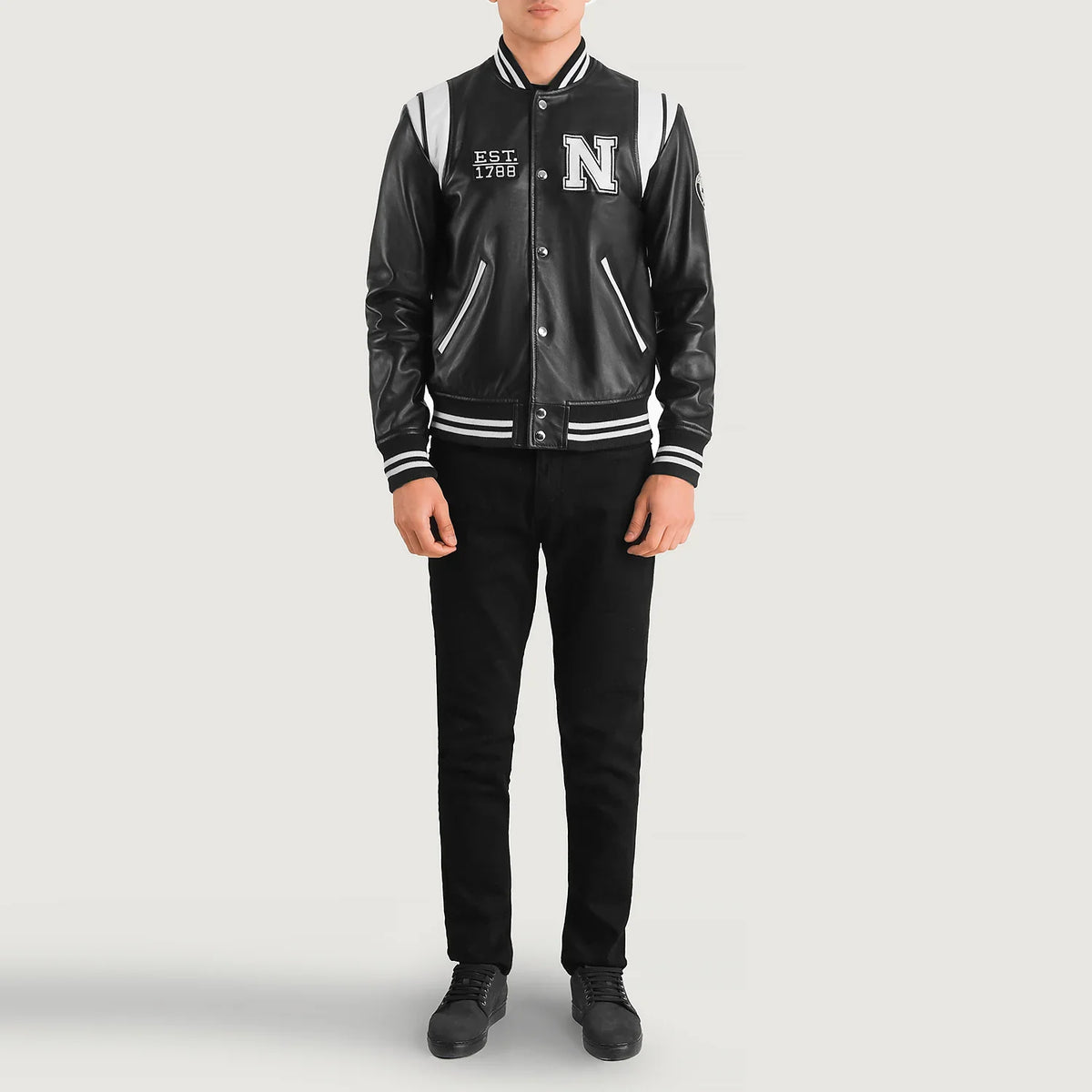 
Liberte New York Czarny Leather Varsity Kurtka Skórzana Męska - Widok z boku z ergonomicznym krojem rękawa