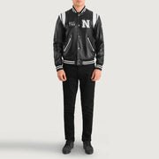 
Liberte New York Czarny Leather Varsity Kurtka Skórzana Męska - Widok z boku z ergonomicznym krojem rękawa