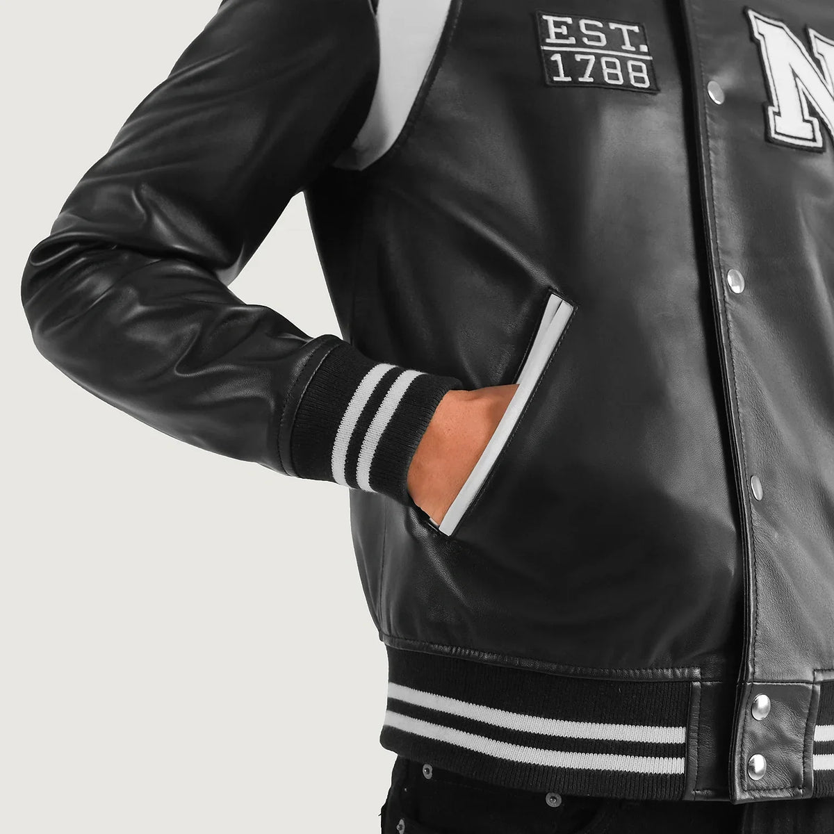 
Widok podszewki Showing Quilted Polyester Lining & Dwie funkcjonalne kieszenie wewnętrzne