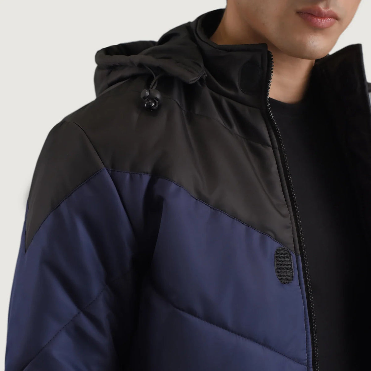 
Widok podszewki Showing Quilted Viscose Lining & Dwie funkcjonalne kieszenie wewnętrzne
