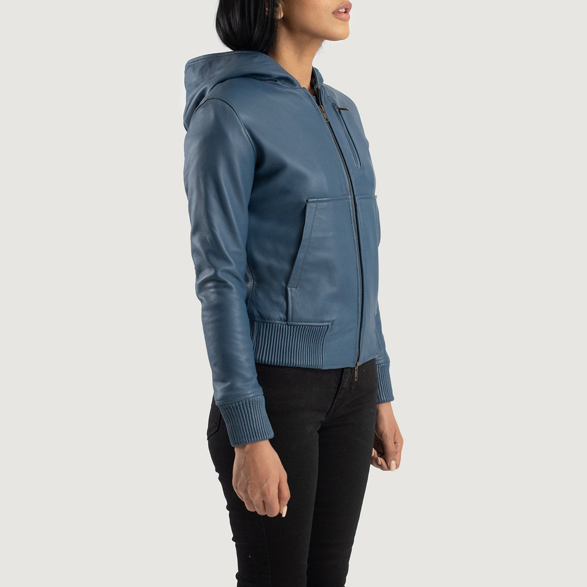 
Blue Sheepskin Leather Bomber Jacket - Widok z tyłu z dopasowanymi ramionami i czystym dołem