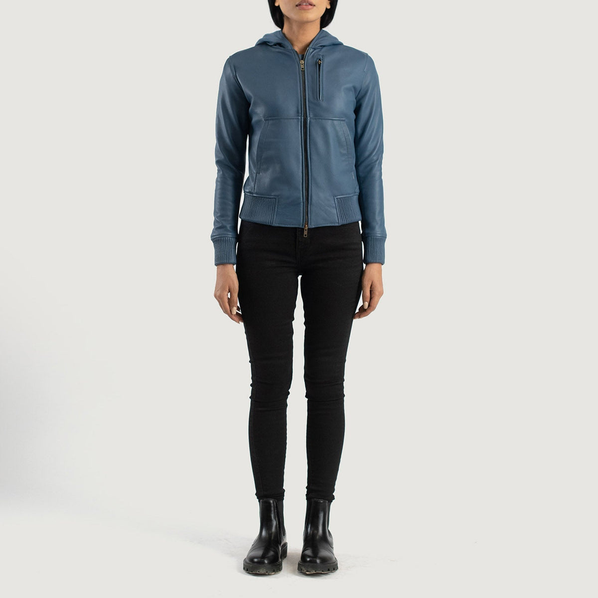 
Luna Blue Hooded Leather Bomber Jacket - Widok z boku z ergonomicznym krojem rękawa