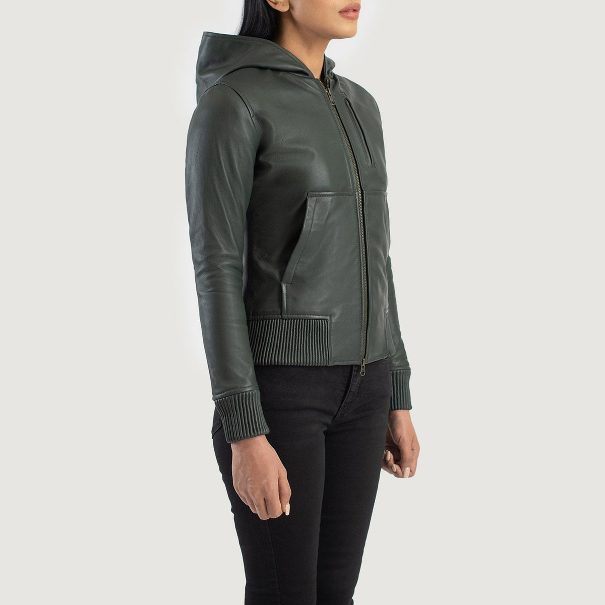 
Zdjęcie na sylwetce:  Luna Blue Hooded Leather Bomber Jacket na modelu w naturalnym świetle dziennym
