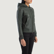 
Zdjęcie na sylwetce:  Luna Blue Hooded Leather Bomber Jacket na modelu w naturalnym świetle dziennym