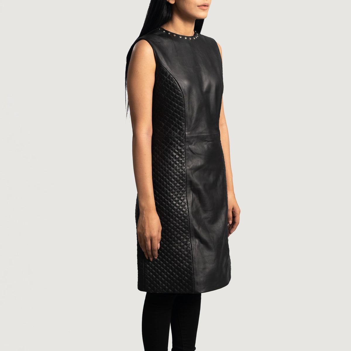 
Black Sheepskin leather Coat - Widok z tyłu z dopasowanymi ramionami i czystym dołem
