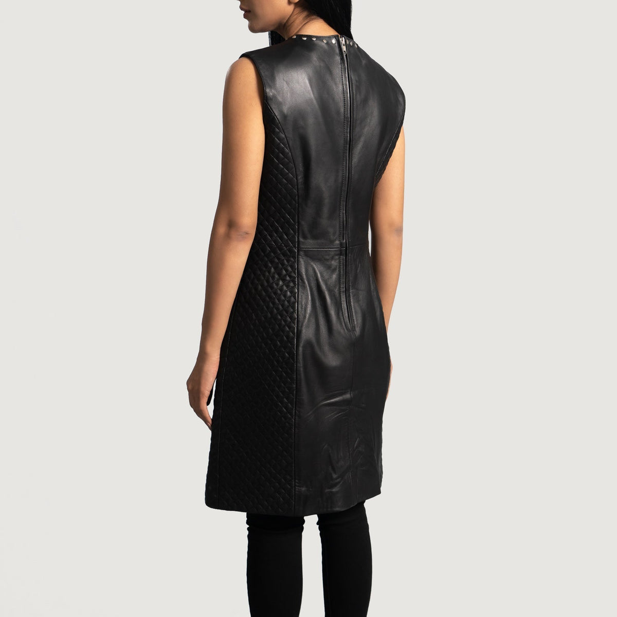 
Luxe Czarny Leather Dress Damska - Widok z boku z ergonomicznym krojem rękawa