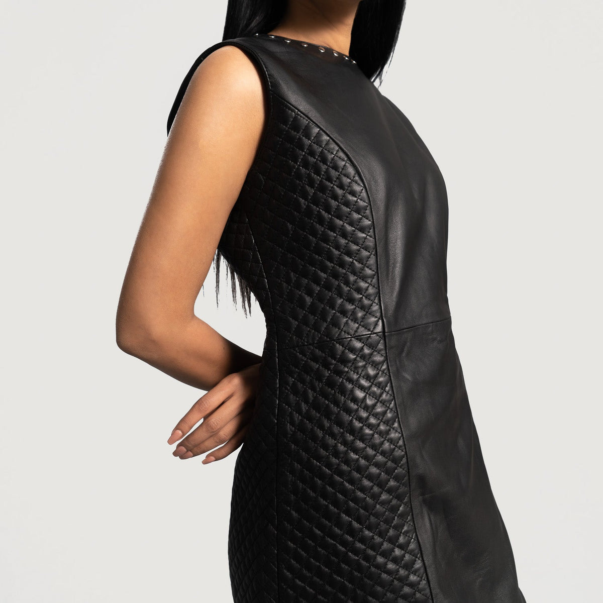 
Szczegółowe zbliżenie of Classic Collar & Zipper on back Hardware on Luxe Czarny Leather Dress Damska