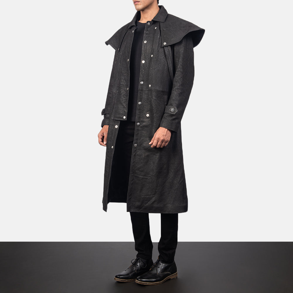
Distressed Black Sheepskin Snuffed Trench Coat - Widok z tyłu z dopasowanymi ramionami i czystym dołem
