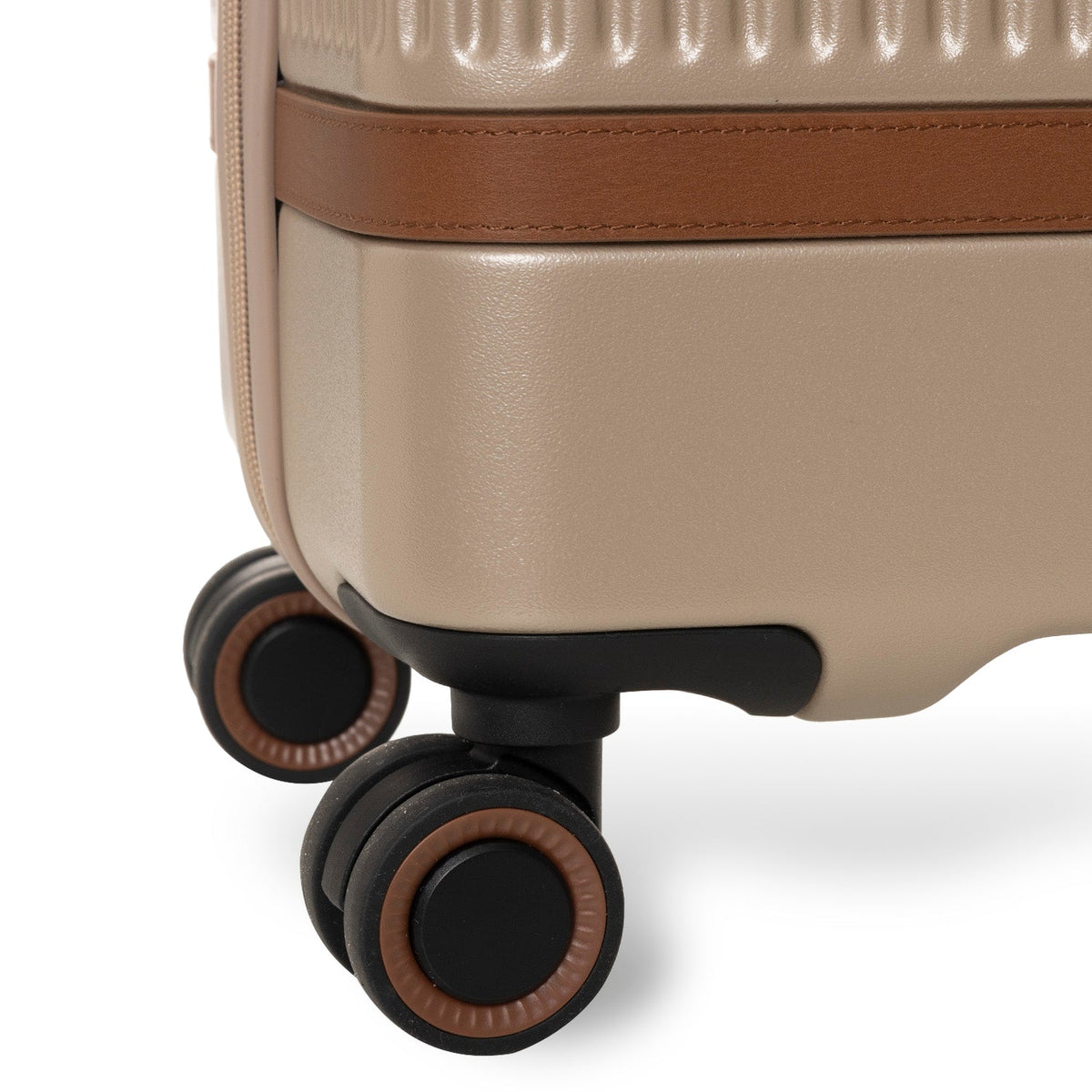 Close-Up Detail of Classic Collar &amp; Heavy-Duty Zipper Hardware on Medium Suitcase Zuna Damska