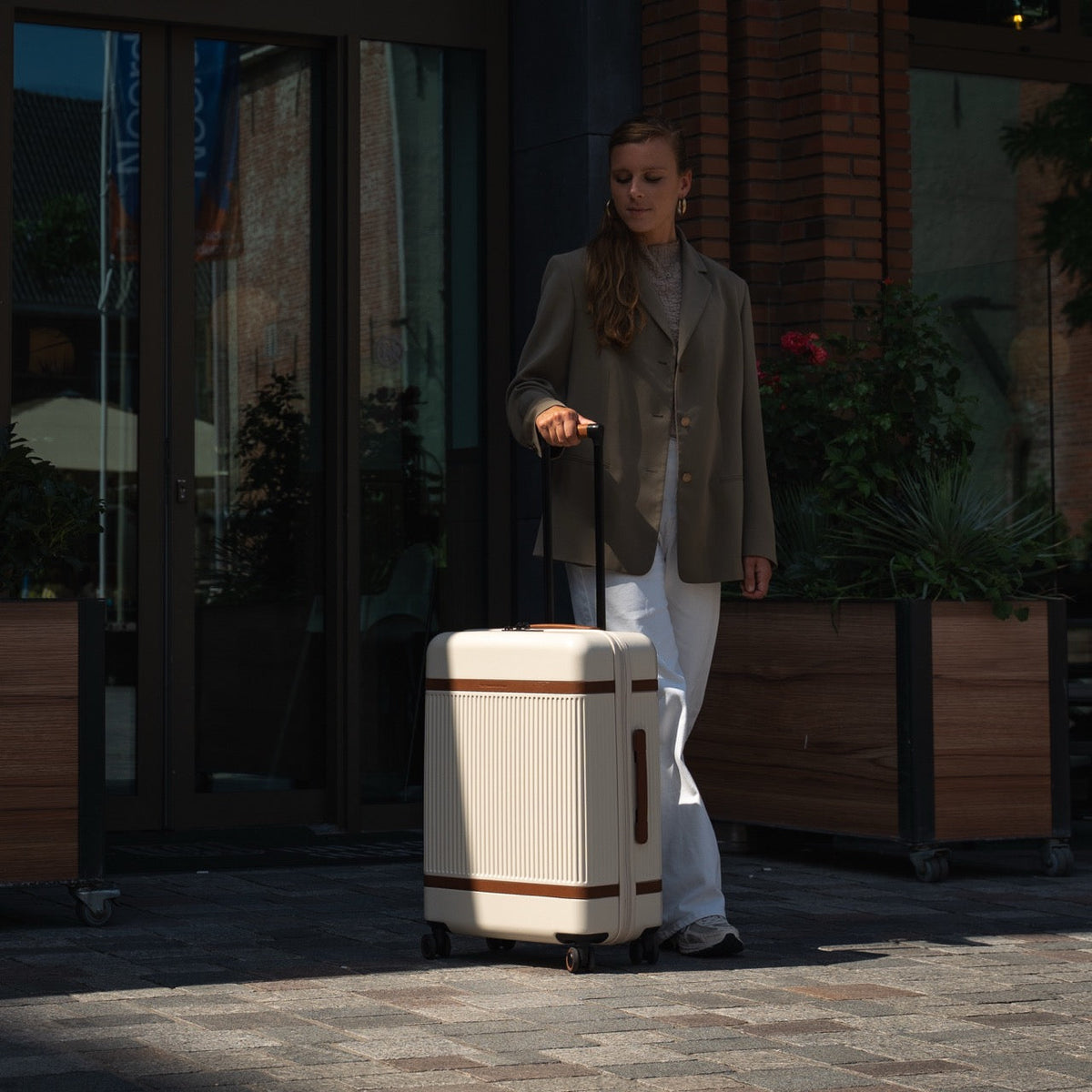 Medium Suitcase Zuna Damska – alternate product view 3