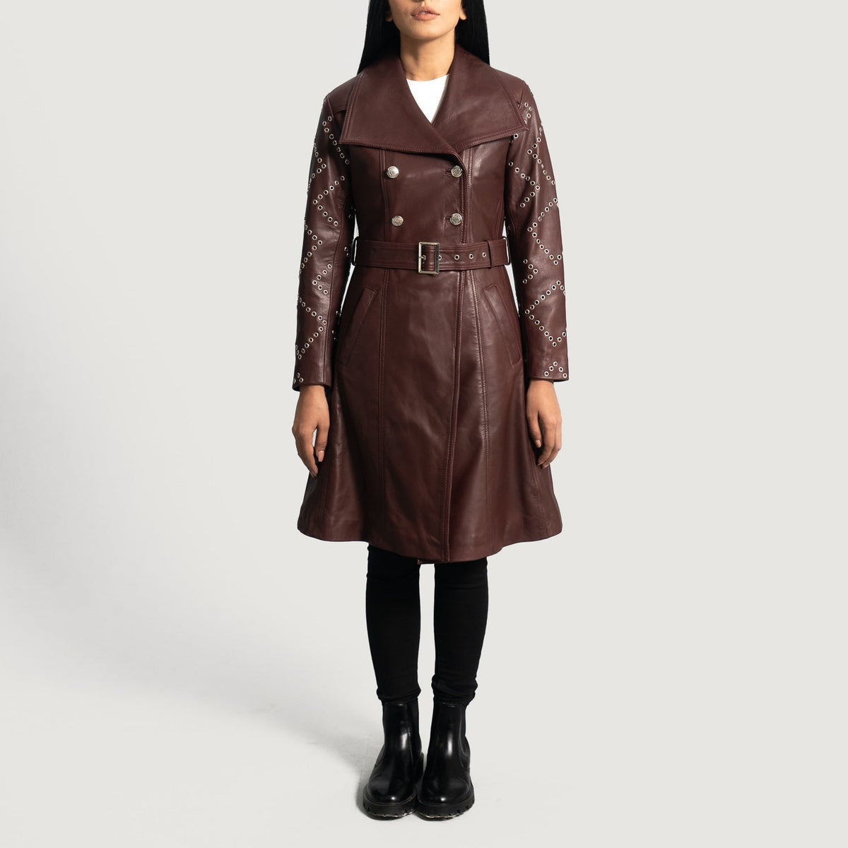 
Maroon Sheepskin Leather Trench Coat - Widok z tyłu z dopasowanymi ramionami i czystym dołem