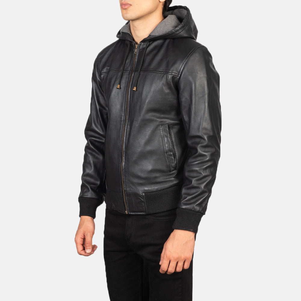
Black Sheepskin Leather Hooded Jacket - Widok z tyłu z dopasowanymi ramionami i czystym dołem