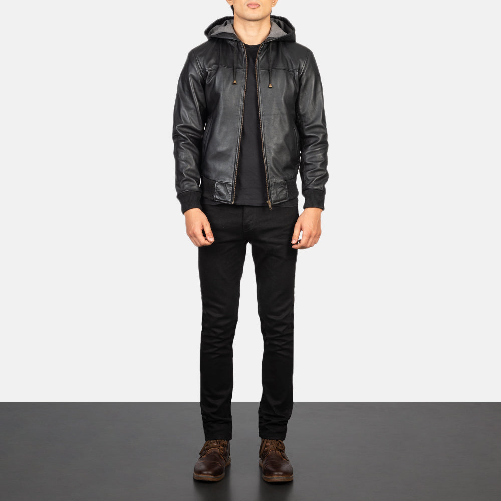 
Nintenzo Black Hooded Leather Jacket - Widok z boku z ergonomicznym krojem rękawa