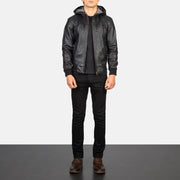 
Nintenzo Black Hooded Leather Jacket - Widok z boku z ergonomicznym krojem rękawa