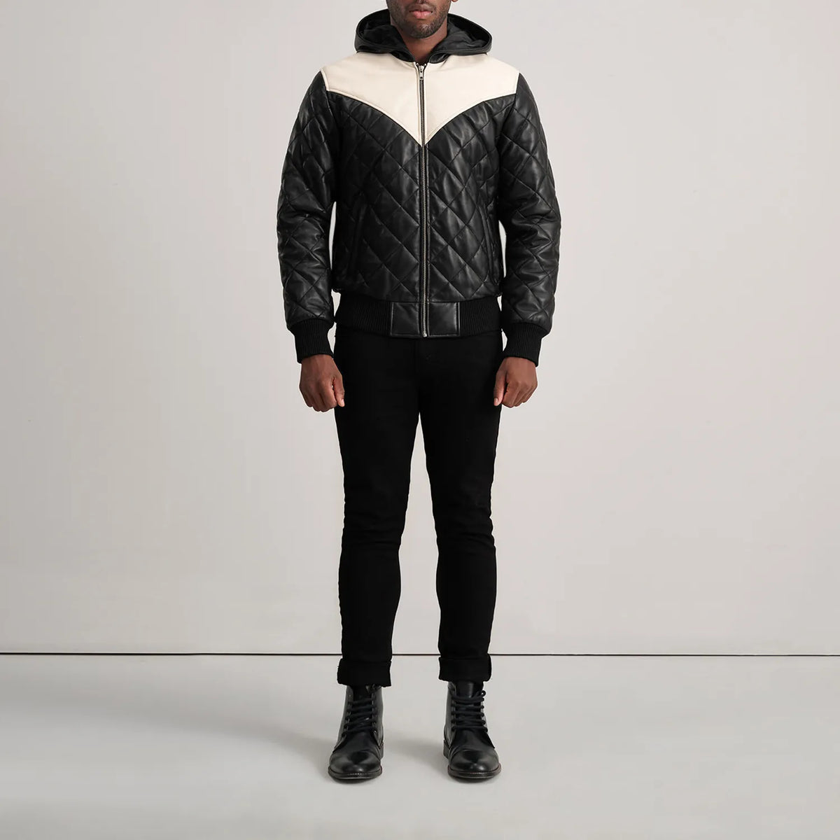 
Norman Tan Hooded Bomber Leather Puffer Jacket - Widok z boku z ergonomicznym krojem rękawa