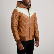 
Zdjęcie na sylwetce:  Norman Tan Hooded Bomber Leather Puffer Jacket na modelu w naturalnym świetle dziennym