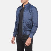 
Blue Nylon Bomber Jacket - Widok z tyłu z dopasowanymi ramionami i czystym dołem
