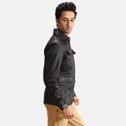 
Black Sheepskin leather Jacket - Widok z tyłu z dopasowanymi ramionami i czystym dołem