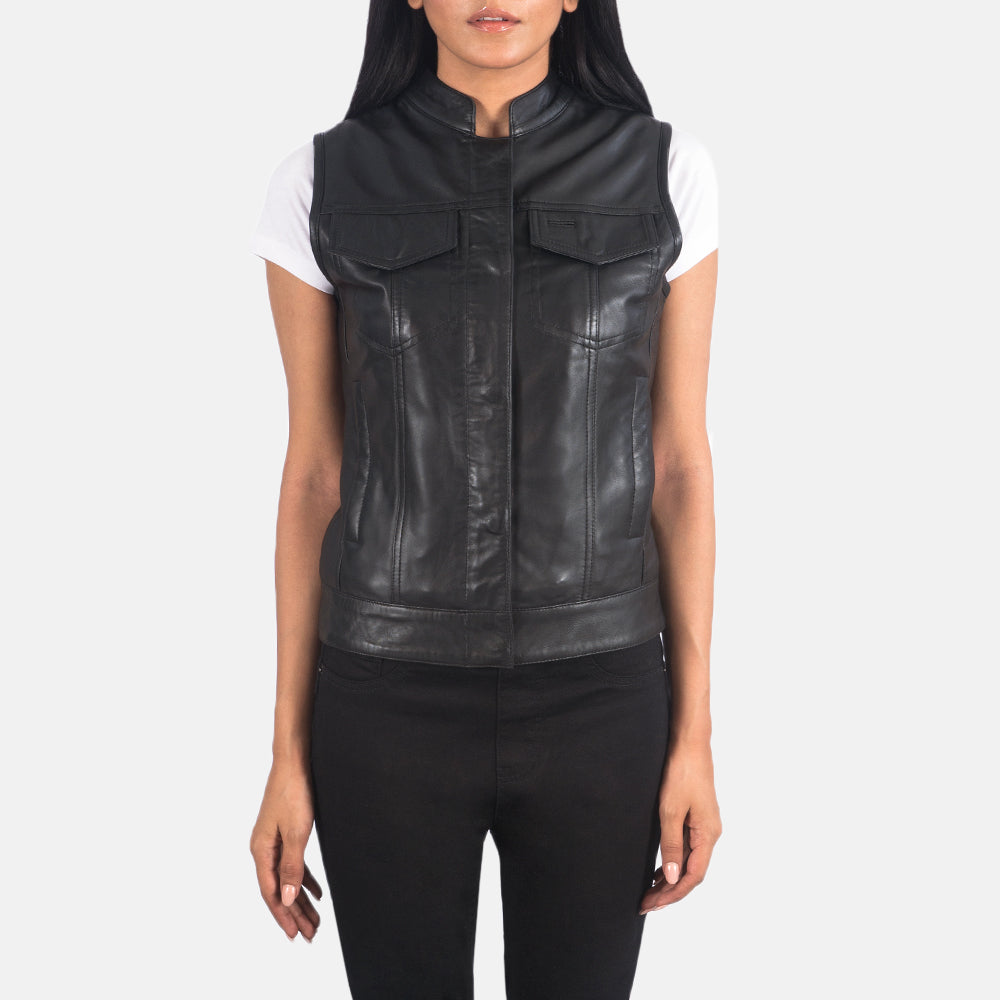 
Rayne Moto Czarny Skórzana Kamizelka Damska in Black Sheepskin Leather - Widok z przodu i dopasowana sylwetka | Kup online w oficjalnym sklepie