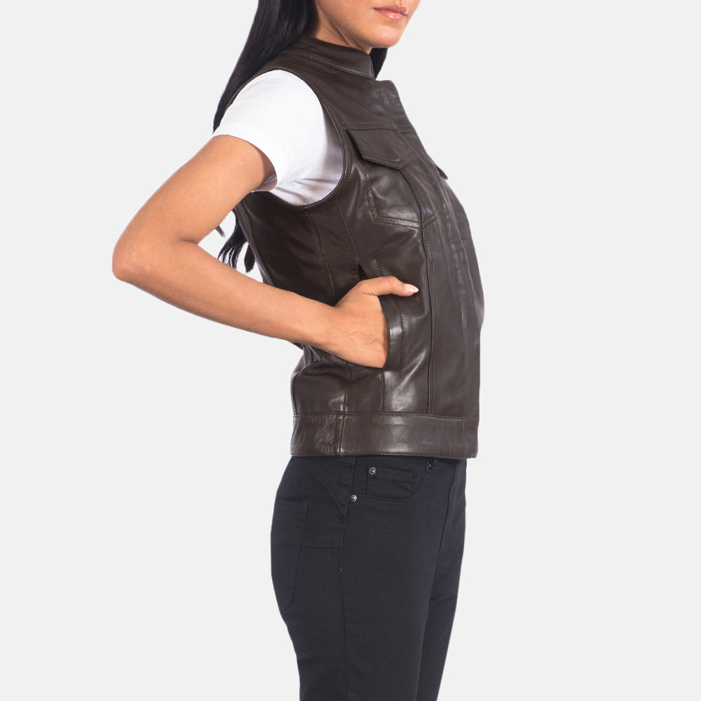 
Brown Sheepskin Leather Biker Jacket - Widok z tyłu z dopasowanymi ramionami i czystym dołem