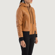 
Zdjęcie na sylwetce:  Rebella Green Hooded Suede Bomber Jacket na modelu w naturalnym świetle dziennym