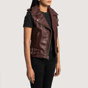 
Rhonda Bordowy Leather Biker Vest Damska - Widok z boku z ergonomicznym krojem rękawa