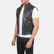 
Black Cowhide &Amp; Sheepskin Leather Biker Jacket - Widok z tyłu z dopasowanymi ramionami i czystym dołem