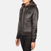 
Brown Sheepskin Leather Bomber Jacket - Widok z tyłu z dopasowanymi ramionami i czystym dołem