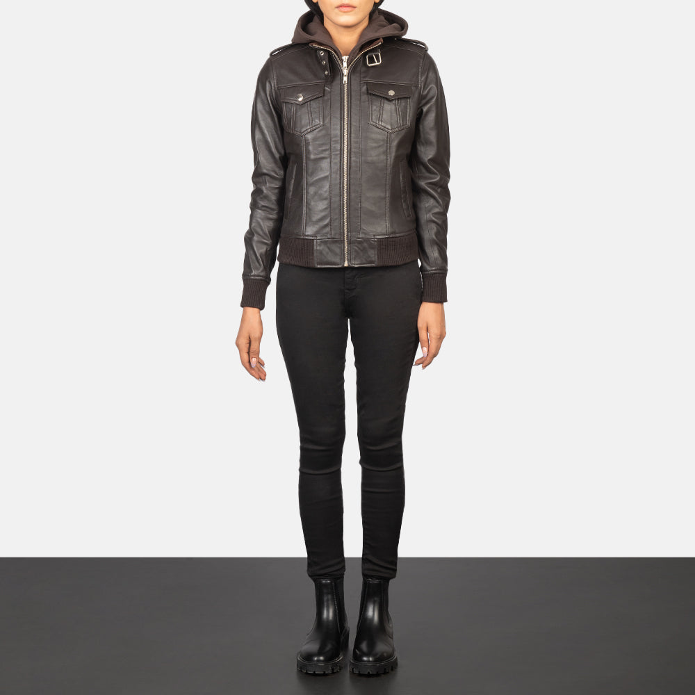
Roslyn Brown Hooded Leather Bomber Jacket - Widok z boku z ergonomicznym krojem rękawa