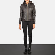 
Roslyn Brown Hooded Leather Bomber Jacket - Widok z boku z ergonomicznym krojem rękawa