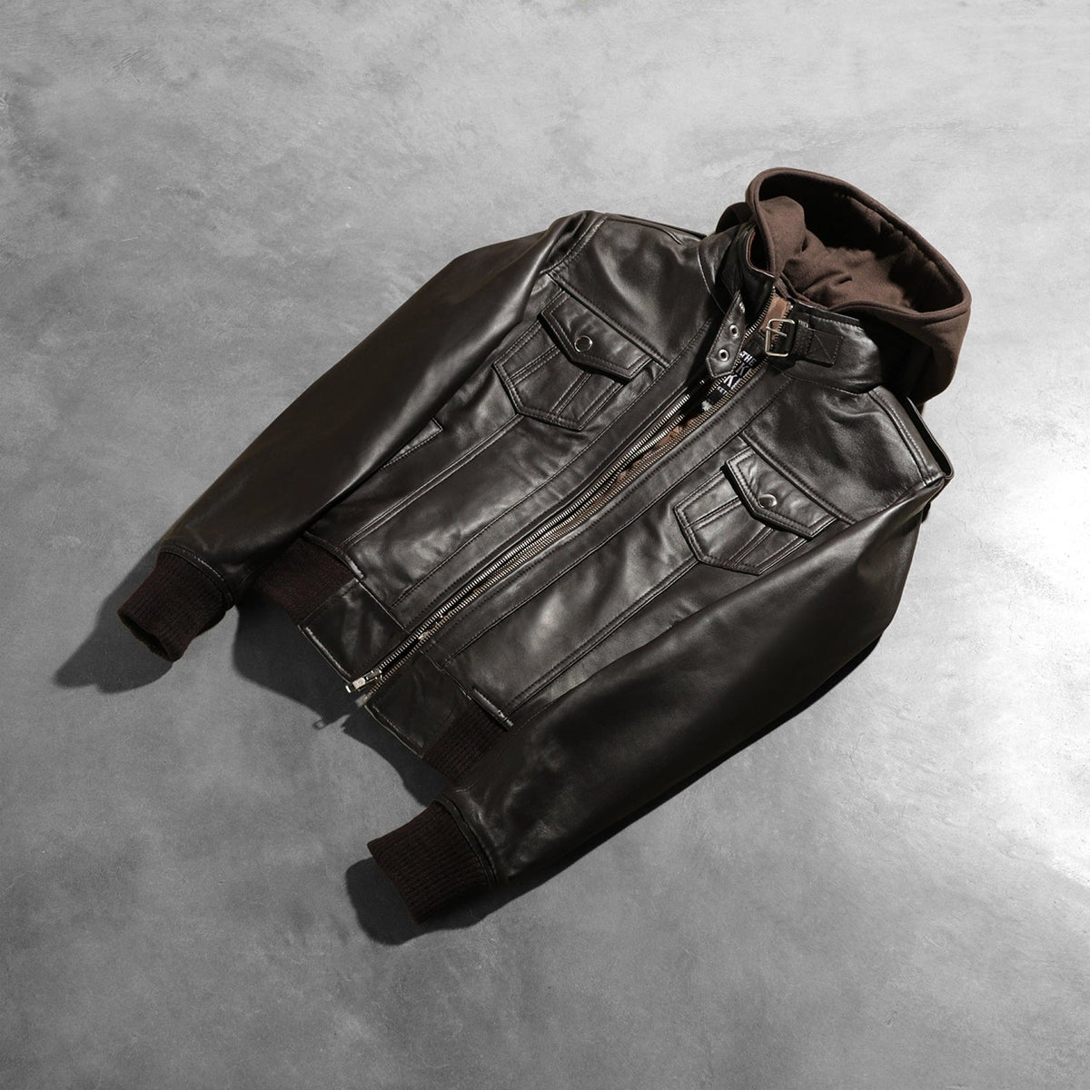 
Zdjęcie na sylwetce:  Roslyn Brown Hooded Leather Bomber Jacket na modelu w naturalnym świetle dziennym