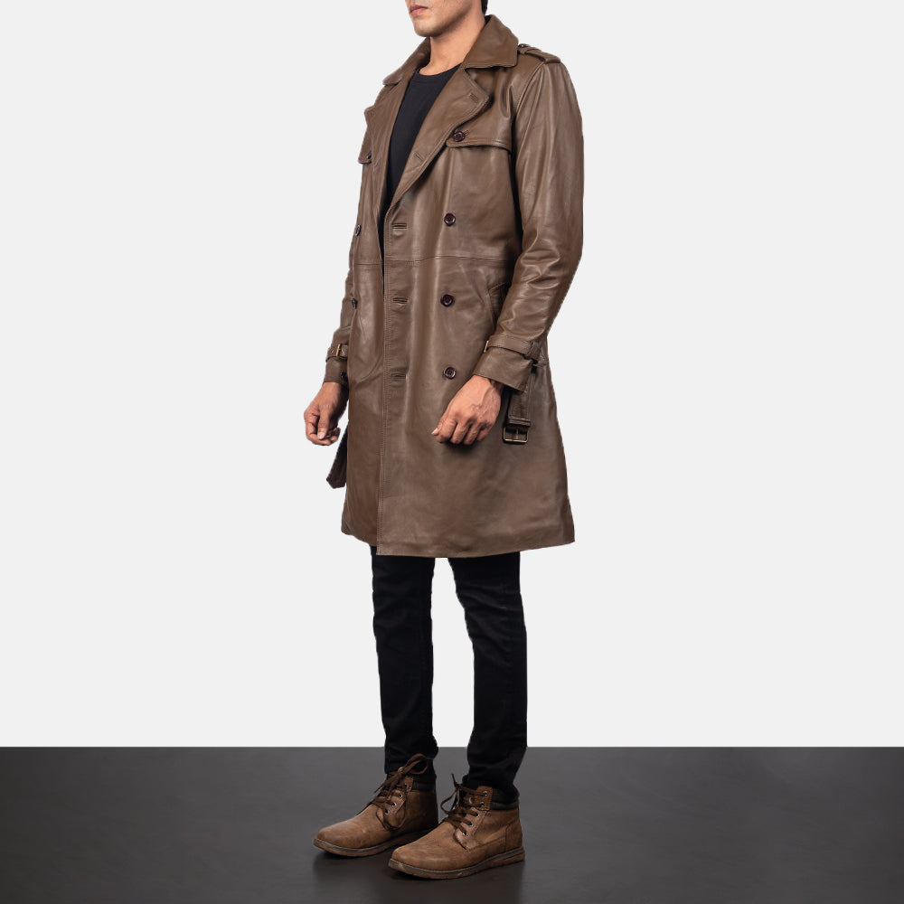 
Mocha Brown Calfskin Leather Trench Coat - Widok z tyłu z dopasowanymi ramionami i czystym dołem