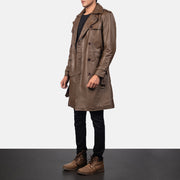 
Mocha Brown Calfskin Leather Trench Coat - Widok z tyłu z dopasowanymi ramionami i czystym dołem