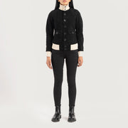 
Sasha A1 Black Suede Bomber Jacket - Widok z boku z ergonomicznym krojem rękawa