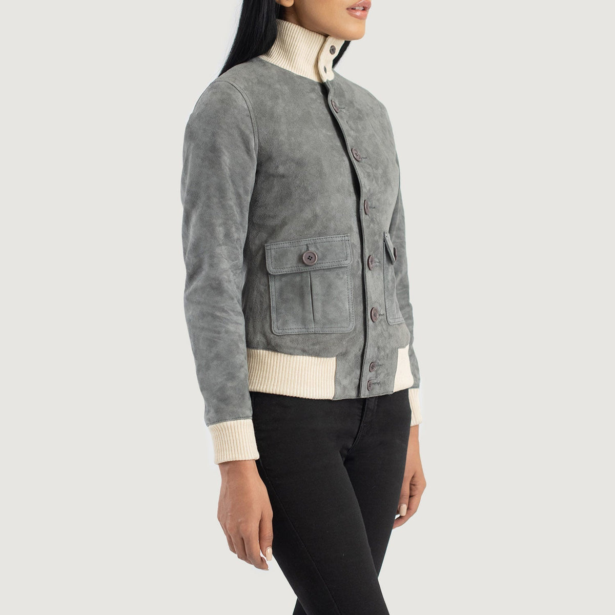 
Zdjęcie na sylwetce:  Sasha A1 Black Suede Bomber Jacket na modelu w naturalnym świetle dziennym