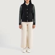 
Savant Green Hybrid Varsity Jacket - Widok z boku z ergonomicznym krojem rękawa