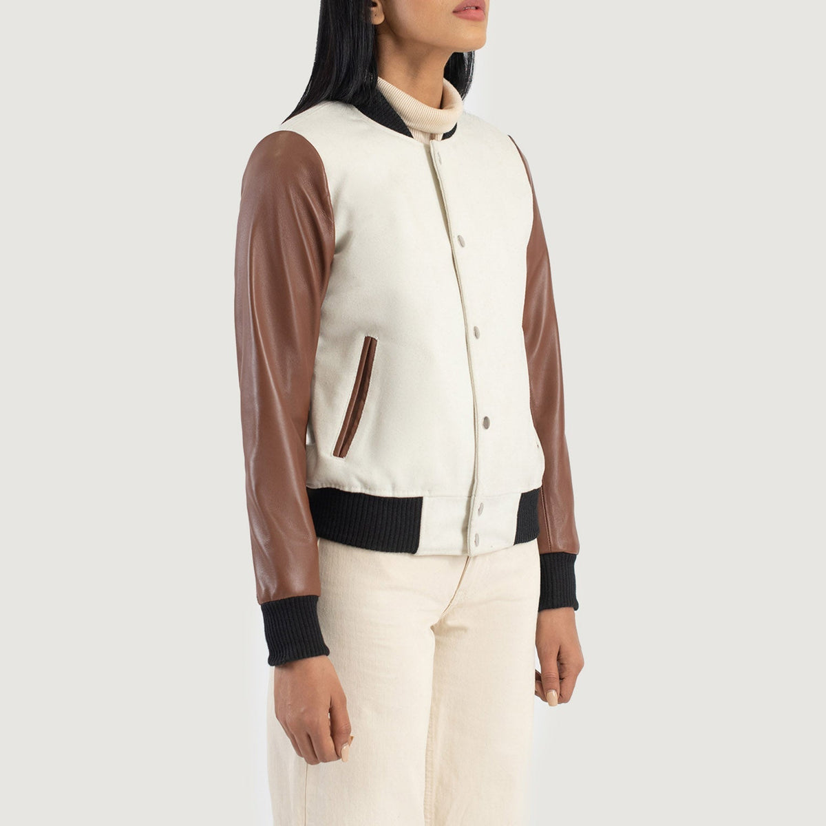 
Zdjęcie na sylwetce:  Savant Green Hybrid Varsity Jacket na modelu w naturalnym świetle dziennym