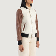 
Zdjęcie na sylwetce:  Savant Green Hybrid Varsity Jacket na modelu w naturalnym świetle dziennym