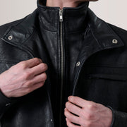 Close-Up Detail of Shirt &amp; Zipper Hardware on Sean Czarna Snuffed Classic Kurtka Skórzana Męska For Men