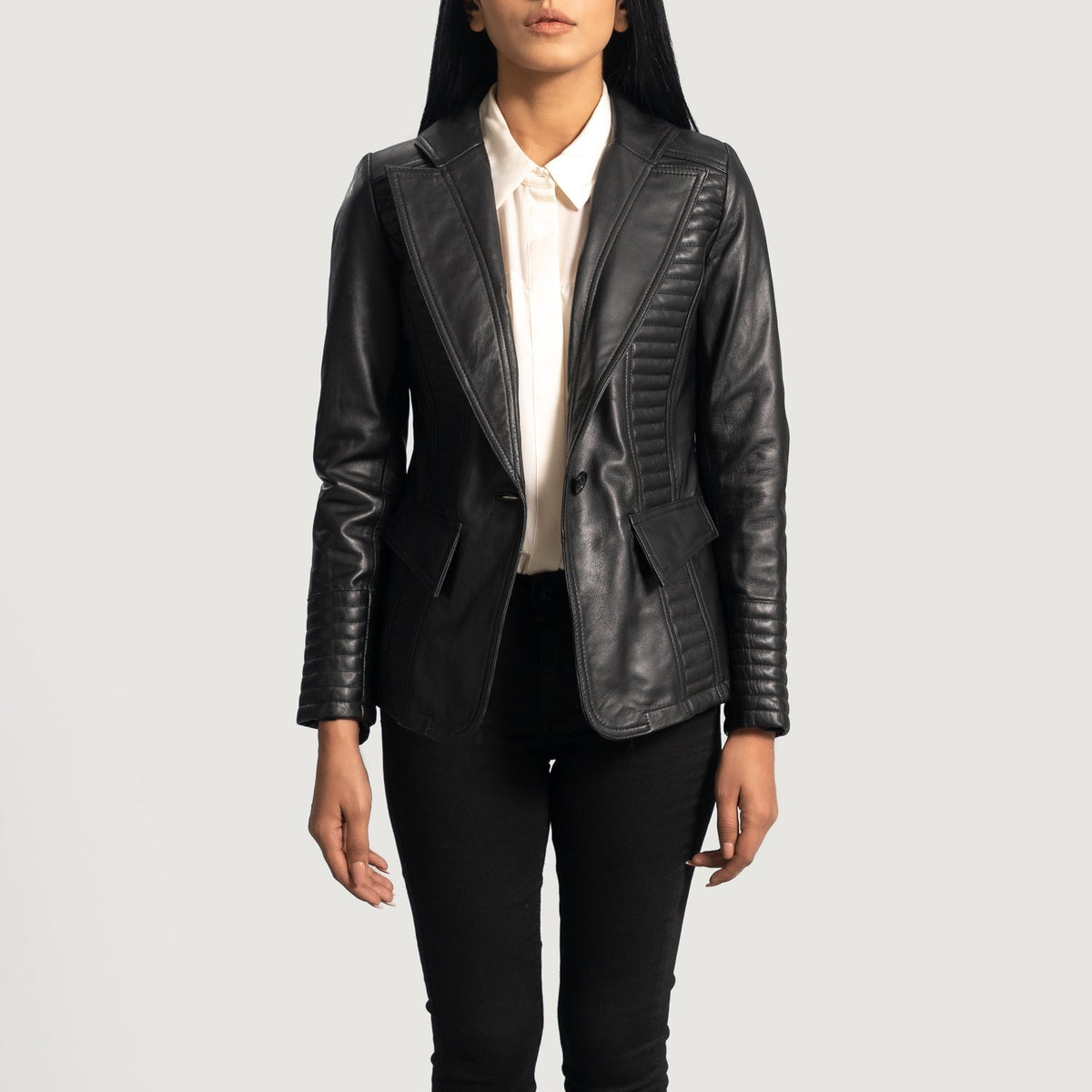 
Selina Czarny Skórzana Marynarka Damska in Black Sheepskin Leather - Widok z przodu i dopasowana sylwetka | Kup online w oficjalnym sklepie