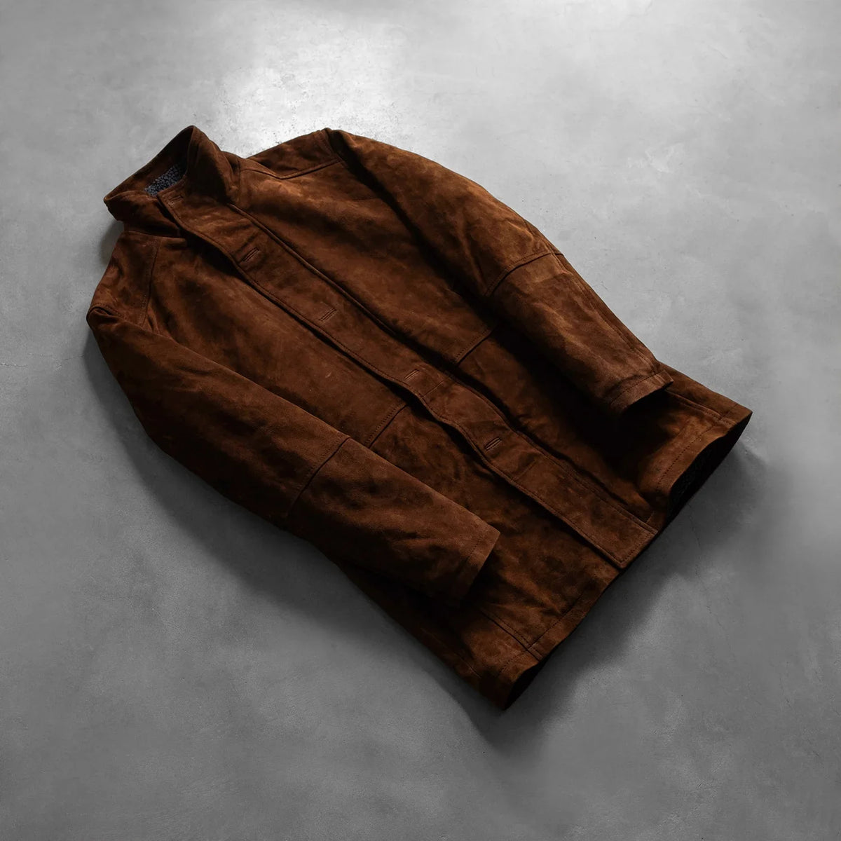 Open hem &amp; Hem Craftsmanship Construction Detail on Men's Sheriff Brązowa Kurtka Zamszowa Męska