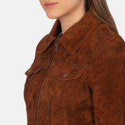 
Suzy Brown Suede Trucker Jacket - Widok z boku z ergonomicznym krojem rękawa