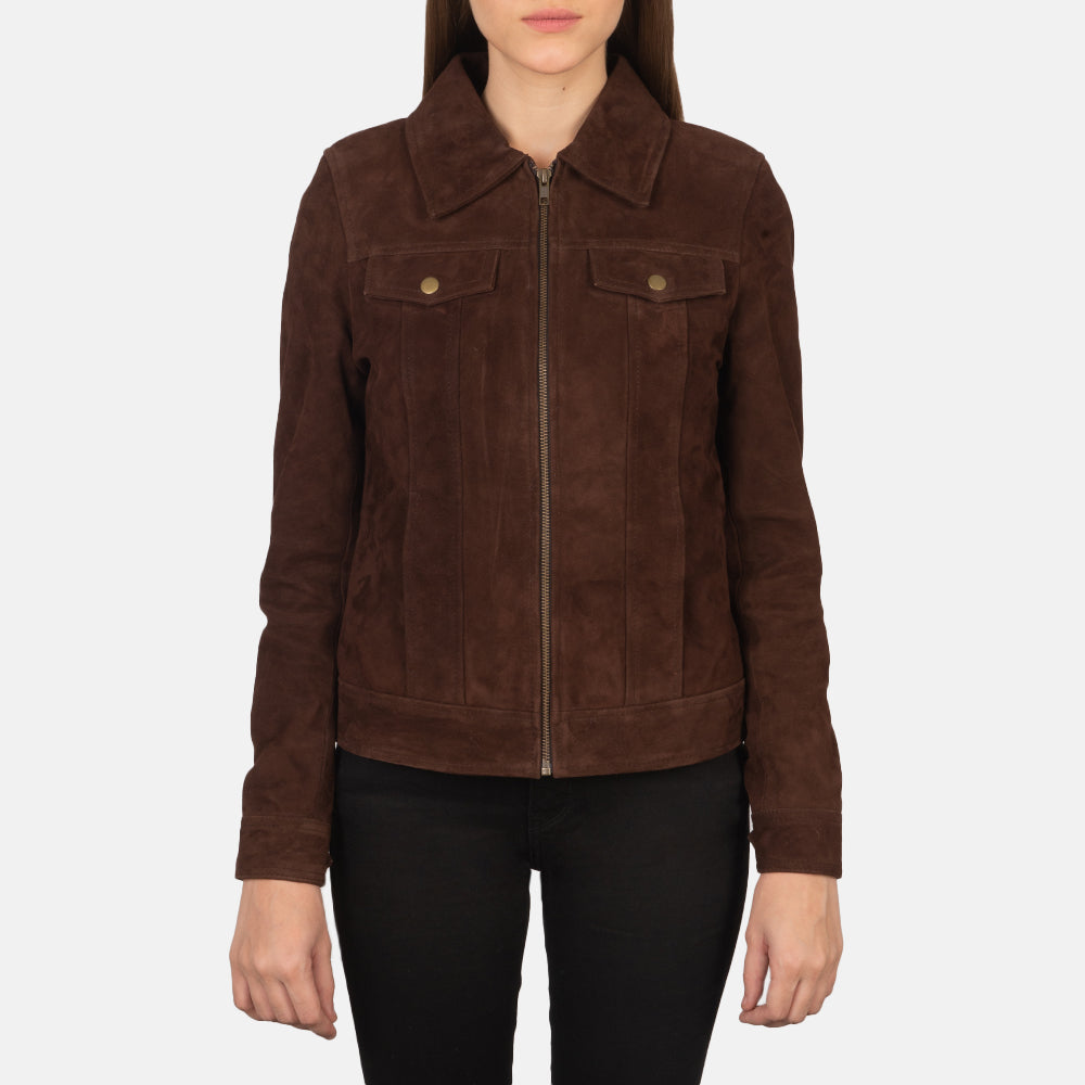
Zdjęcie na sylwetce:  Suzy Brown Suede Trucker Jacket na modelu w naturalnym świetle dziennym