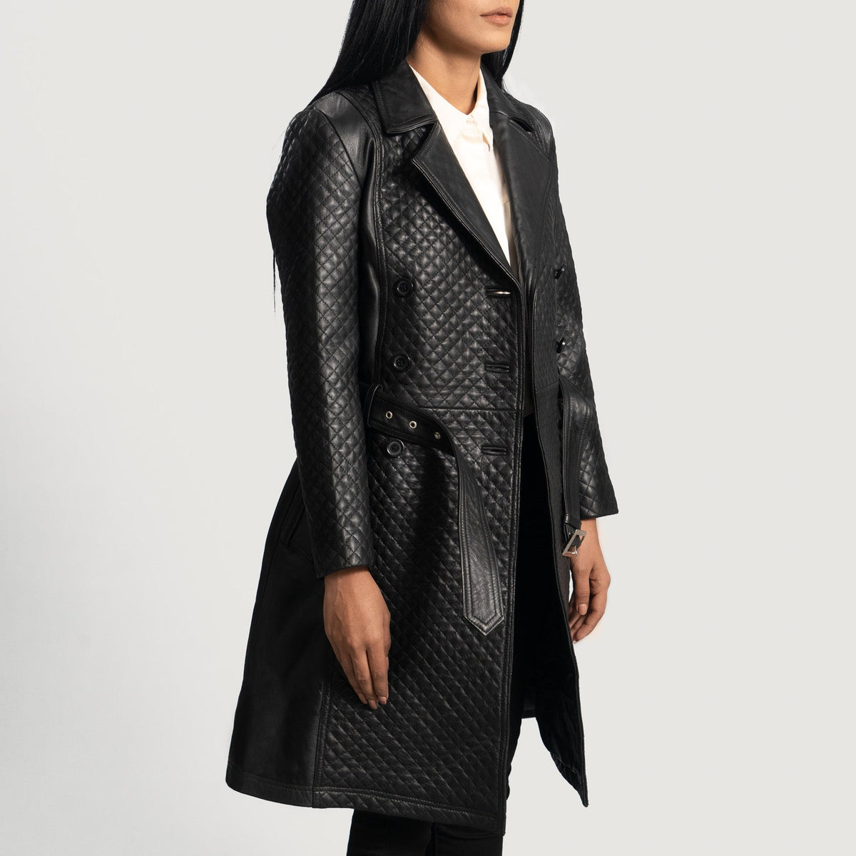 
Black Sheepskin Leather Trench Coat - Widok z tyłu z dopasowanymi ramionami i czystym dołem