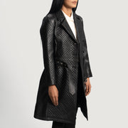 
Black Sheepskin Leather Trench Coat - Widok z tyłu z dopasowanymi ramionami i czystym dołem