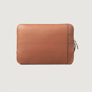 
The Baxter Brown Leather Laptop Sleeve For Men & Women in Brown Full-Grain Leather - Widok z przodu i dopasowana sylwetka | Kup online w oficjalnym sklepie